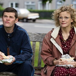 John (Robert Aramayo) und Dotty (Maxine Peake) beim Lunch