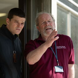 John (Robert Aramayo) lässt sich von Tommy (Peter Mullan) den Job erklären.