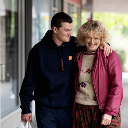John (Robert Aramayo) und Dotty (Maxine Peake)