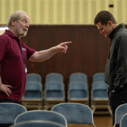 Tommy Trotter (Peter Mullan) und John (Robert Aramayo)