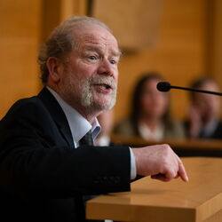 Tommy Trotter (Peter Mullan) verteidigt John